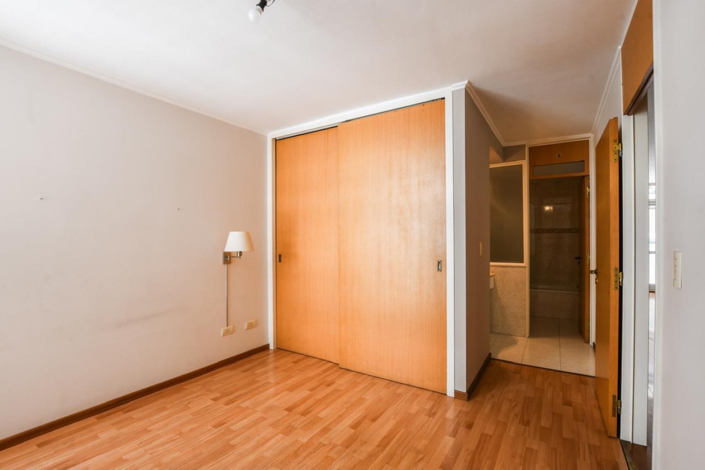 DEPARTAMENTO DOS DORMITORIOS CON COCHERA. INMEJORABLE ZONA 