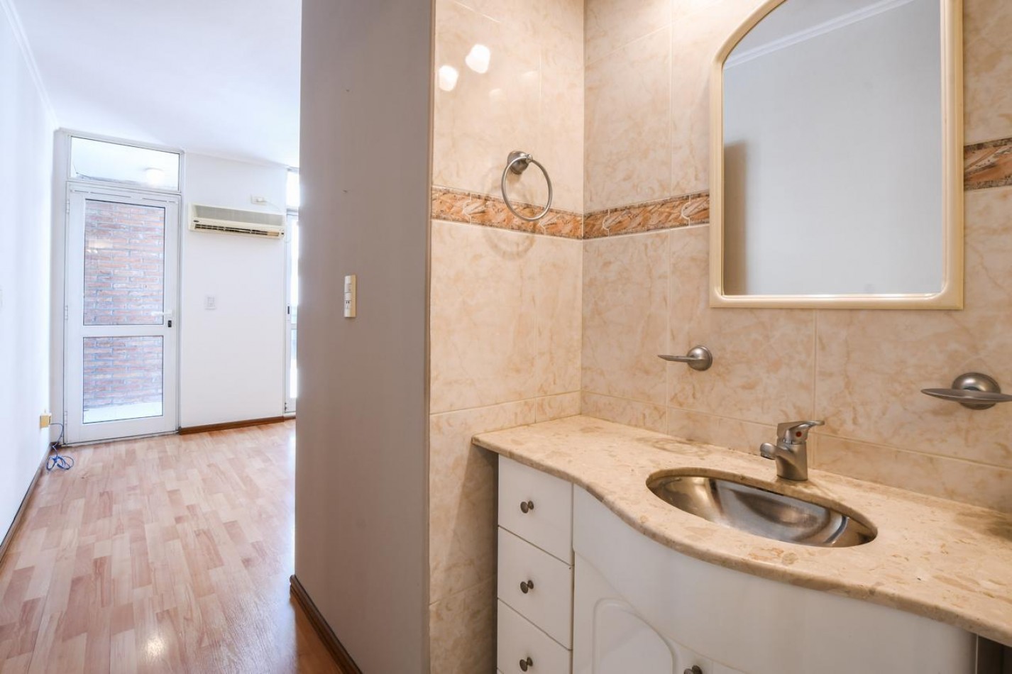 DEPARTAMENTO DOS DORMITORIOS CON COCHERA. INMEJORABLE ZONA 