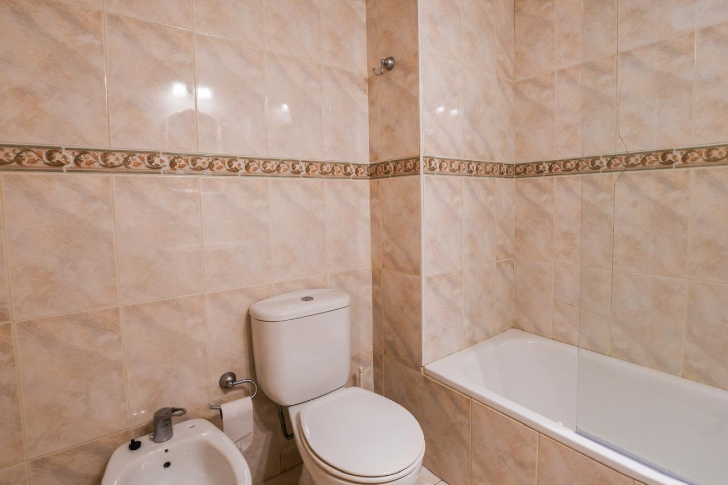 DEPARTAMENTO DOS DORMITORIOS CON COCHERA. INMEJORABLE ZONA 