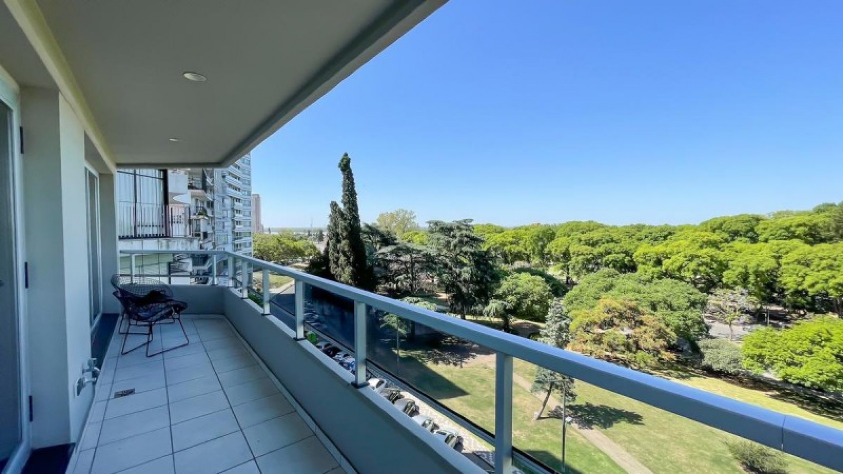 DEPARTAMENTO DE TRES DORMITORIOS CON FRANCA VISTA AL RIO. BARRIO MARTIN
