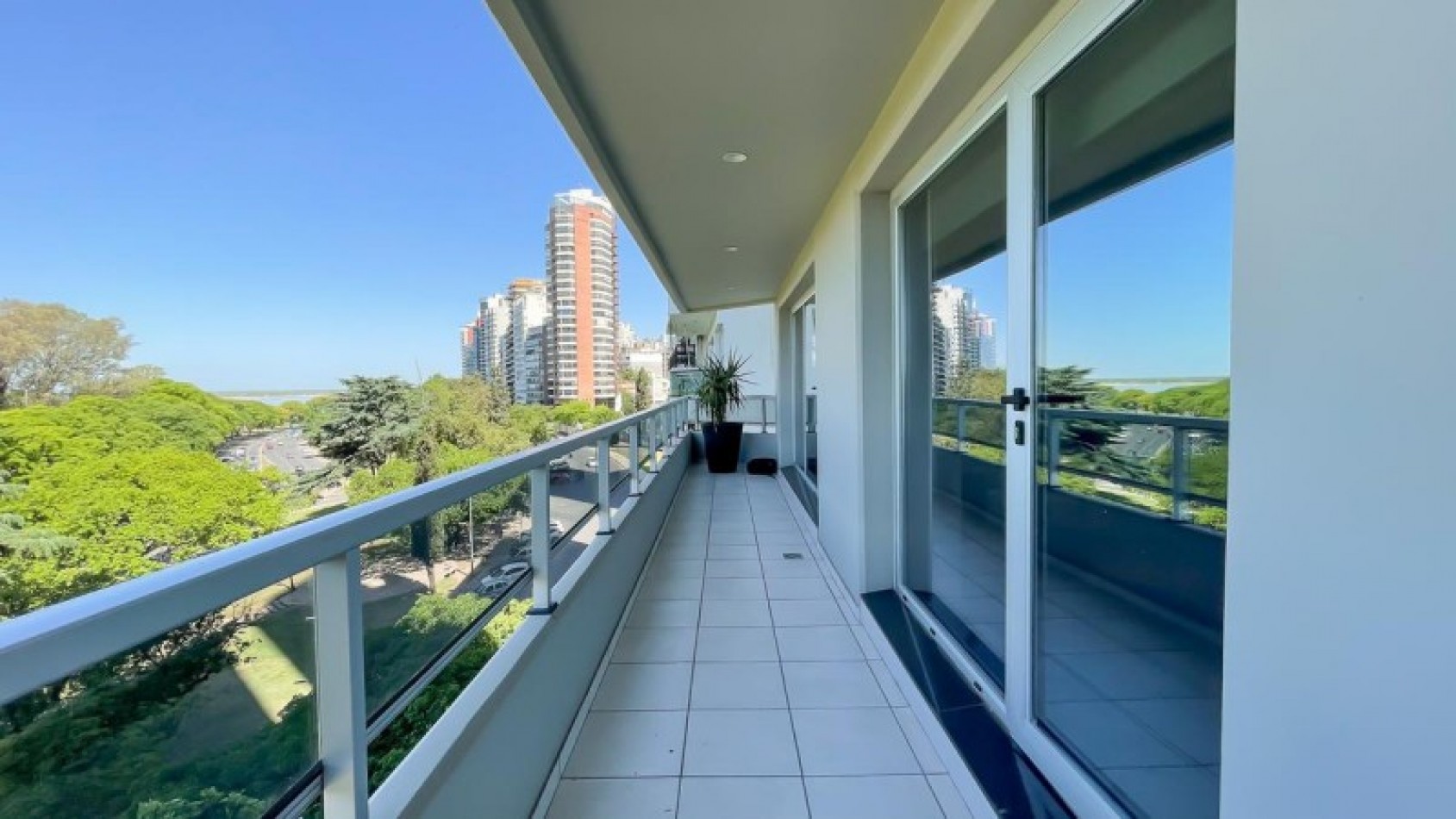 DEPARTAMENTO DE TRES DORMITORIOS CON FRANCA VISTA AL RIO. BARRIO MARTIN
