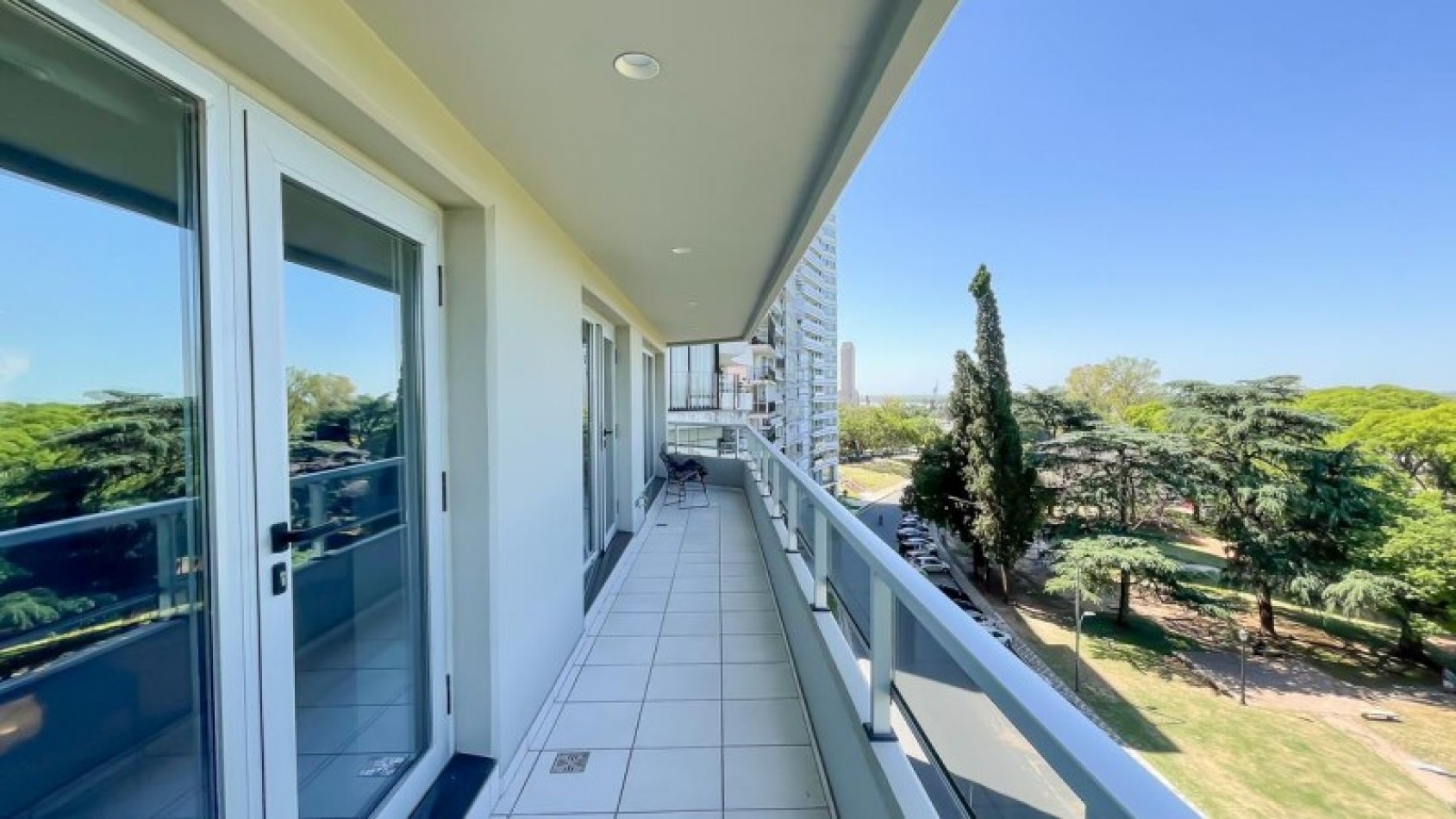 DEPARTAMENTO DE TRES DORMITORIOS CON FRANCA VISTA AL RIO. BARRIO MARTIN