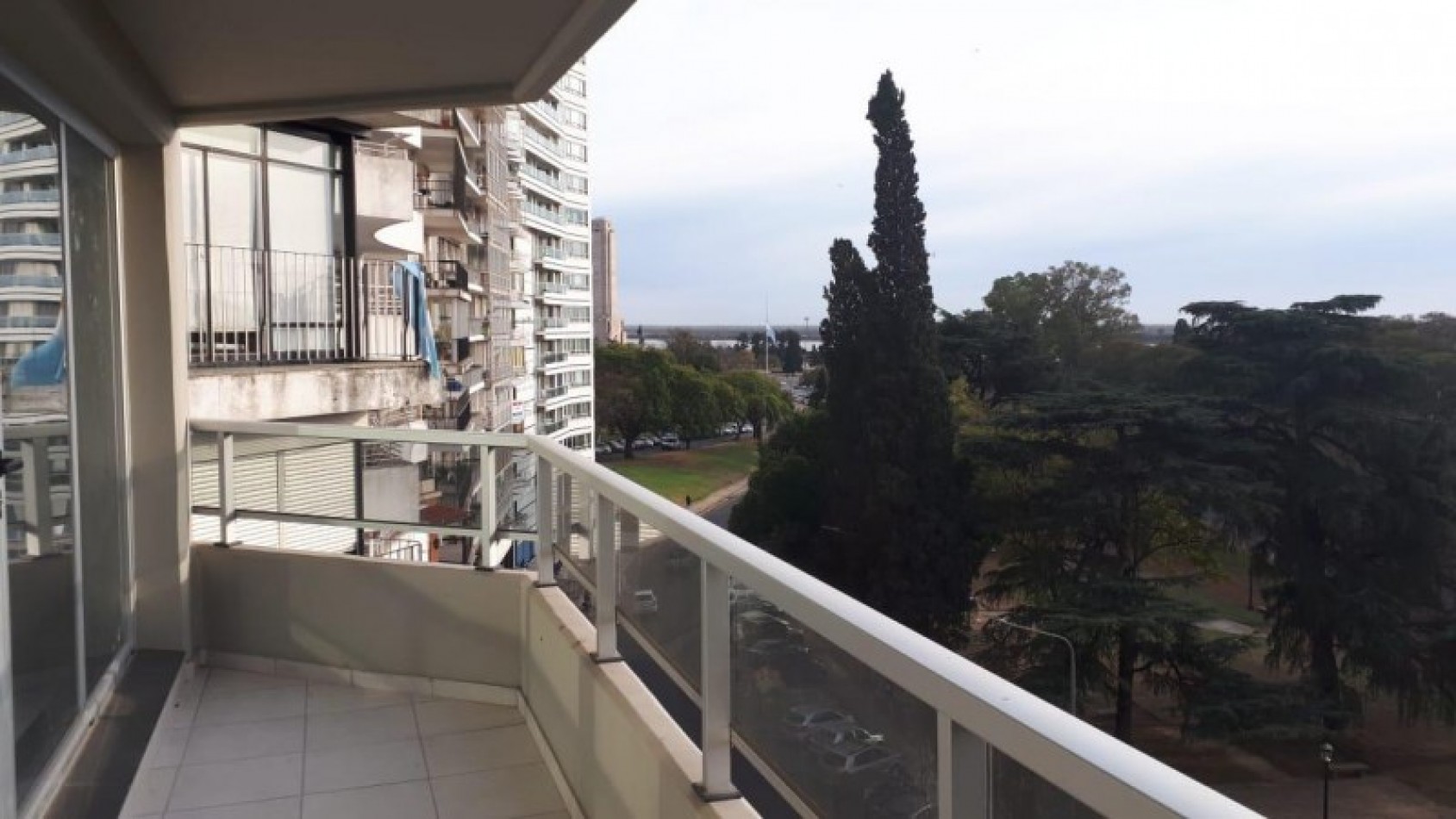 DEPARTAMENTO DE TRES DORMITORIOS CON FRANCA VISTA AL RIO. BARRIO MARTIN